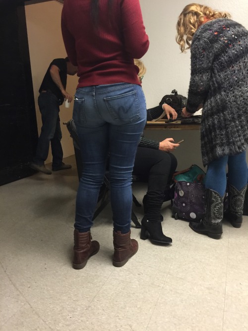 midwestcreepin:  creepshots:  Love a nice office cake.  Thanks for creeping and submitting CreepShot