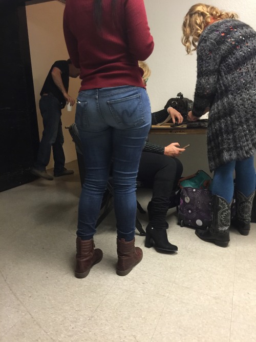 midwestcreepin: creepshots: Love a nice office cake. Thanks for creeping and submitting CreepShot