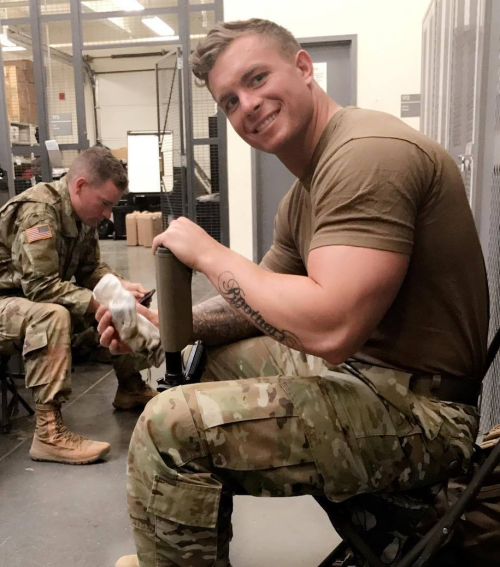 wvilldog: straightbro-ing: Drill sergeant  Scum bag is gonna be filled when this thick cock blows it