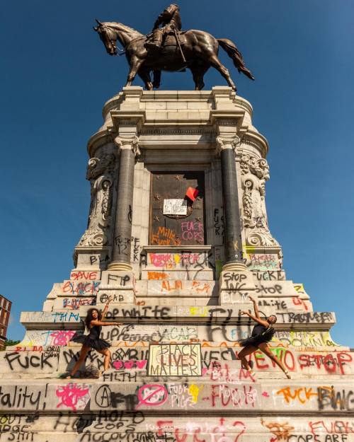 2tuff: Photos by Julia Rendleman & Marcus Ingram at soon-to-be dismantled Robert E. Lee Statue o