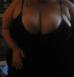 wickedlywenchy:  Love my curves here :) 