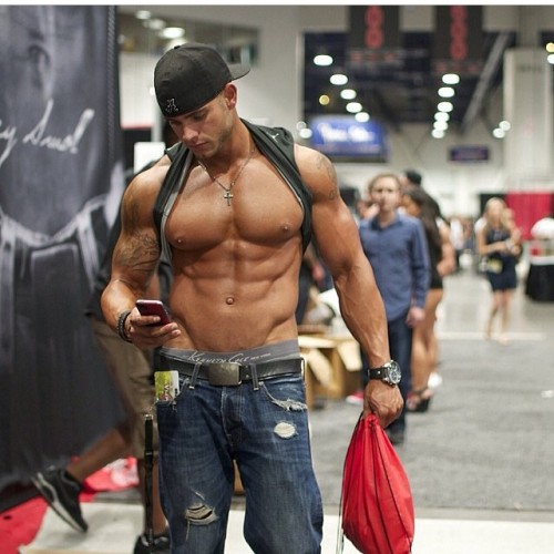 beautifulandhotguy:   @beautifulandhotguyColin Wayne