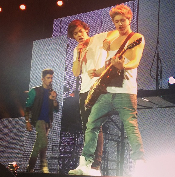 littlecbeadles:  Harry twisting Niall’s nipple. (x) 