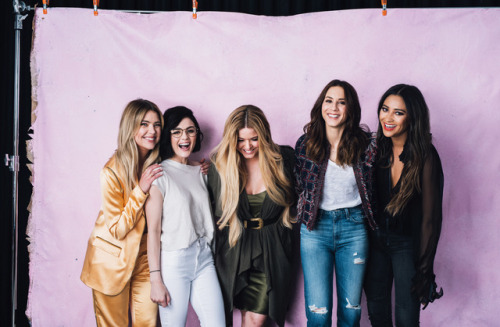 buzzfeedceleb:The cast of Pretty Little Liars shot by Taylor Miller They are so cute I cannot.