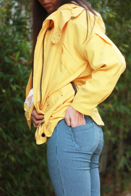 Striped leggings + yellow coat = Pure energy! (by Carolina from www.thefrenchfries.pt)