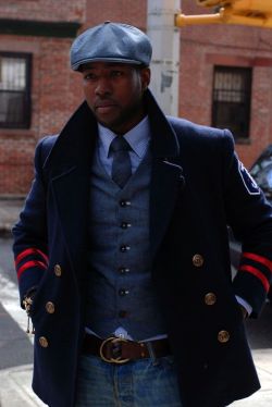 flygerianroot:  tontonmichel:  theblvckcool:  Stay cool when its cold. peacoats.  Damn that coat is hard.  SIXPAQUEDADI approved.