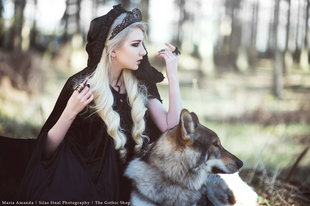 gothicandamazing:    Model: Maria AmandaPhoto: Silas Staal photographyBlack Velvet
