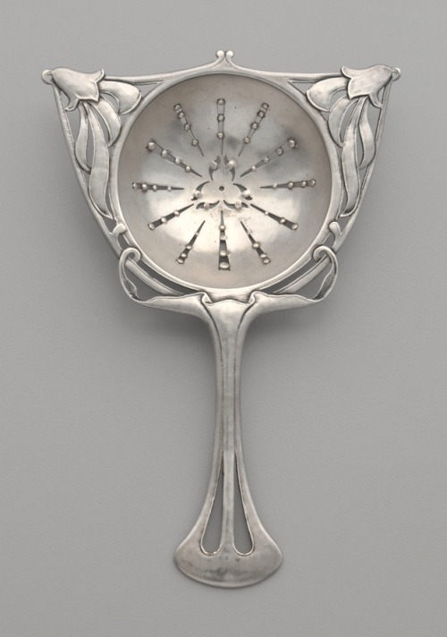 ladygrayluvs:cgmfindings:Art Nouveau Tea StrainerSterling Silver c. 1900Swoon