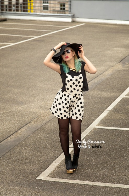 Sex fashion-tights:  Polka dots - black and white. pictures