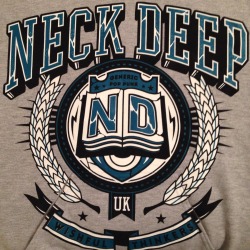 rats-and-bats:  Neck deep hoodie came today