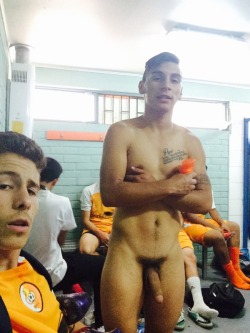 Chilenosricos:   Que Chucha Estos Heteros, Dejandose Sacar Fotos Desnudos En El Camarin.