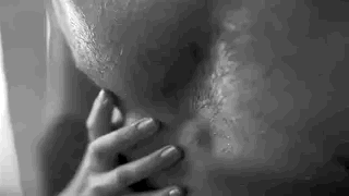 yil70: angelodelpeccato:   Questa notte i miei pensieri parleranno di te,nel silenzio ti accarezzerò , le mie mani sfioreranno la tua pelle e la mia bocca avrà la tua   ❤️ 