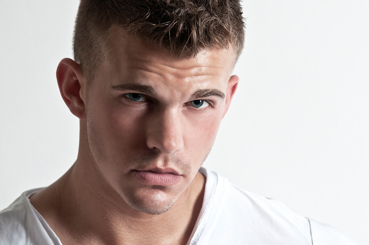 scruffyjizzmonkey:  (via TumbleOn)  Omg. Who is this Hottie ?