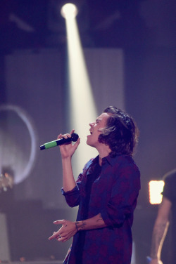 direct-news:  HQ’s - One Direction performs