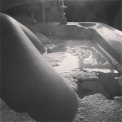 justcozziie:  Bath time. #bath #lush #leg  (at Home! †)