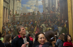 latestandgreatestpictures:   Crowd and the City: Veronese’s “Wedding at Cana&quot;. Le Louvre   se impieghi senza parsimonia le tue facoltà di discernimento esercitandole a sceverare chi osserva da chi viene osservato, non è detto che tu non finisca