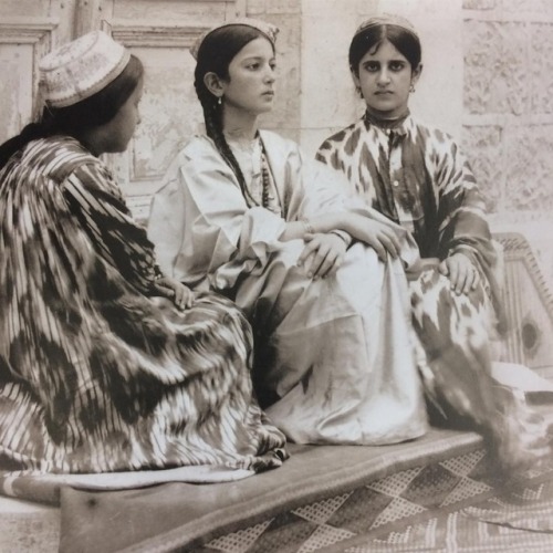 sniper-at-the-gates-of-heaven:bukharian jewish women in jerusalem, 1906