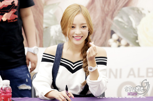 sweethara: 150528 IN LOVE fansign (Studio_G)