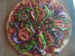 stolenfootprints:  Look at this beautiful vegan pizza!! It’s still breakfast time here haha