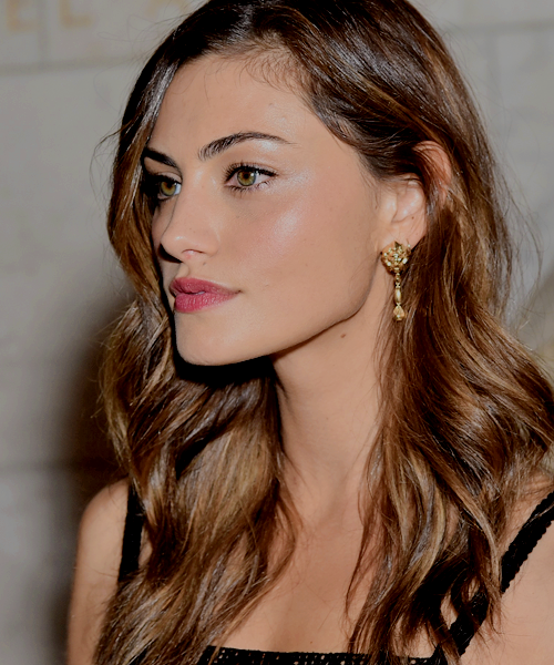Phoebe Tonkin attends the CHANEL Fine Jewelry Dinner supporting treasures from the New York Public L