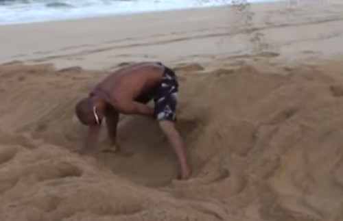 Vídeo: Cuando sepas por qué está cavando este hombre alucinarás.