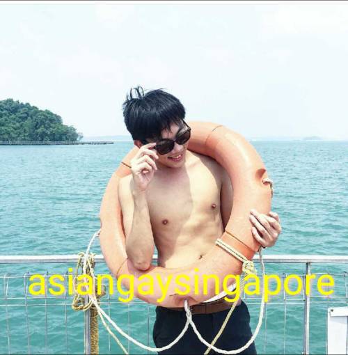 sgview:  singaporegayslut:  asiangaysingapore: HORNY TOP CHINESE DUDE. Wow cutie from NUS :) big dic