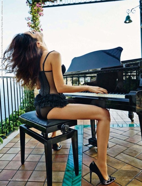 Mariela Garriga playing piano in &ldquo;Il segno di Venere&rdquo; for Vanity Fair Italia, De