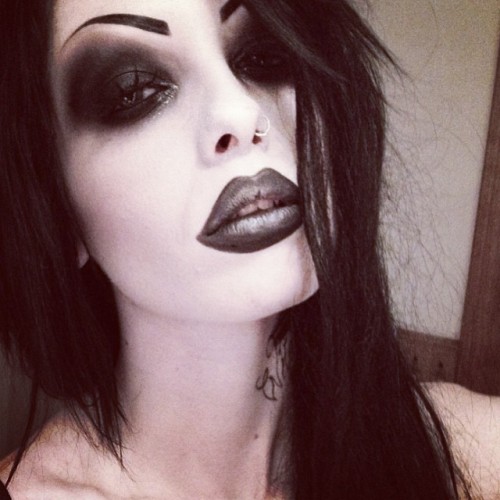 victoriaeden:Silver and black.