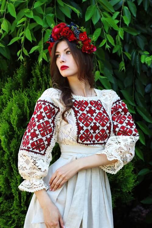 krakovianka:   Dresses inspired by Ukrainian folklore from Синій Льон.