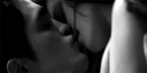 Медленно чувственно. Страстный поцелуй с языком. Гифки поцелуй. Поцелуй с языком gif. Страстный поцелуй в губы с языком.