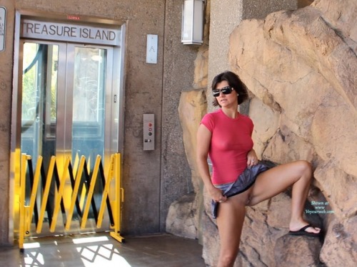 agxxx77a: Las Vegas Pussy Flashing