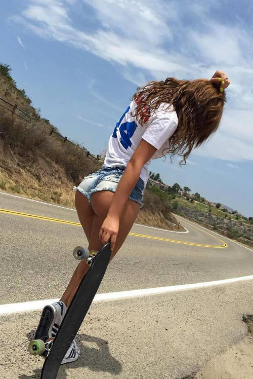 XXX upshortsbabes4:  Highway skateboarder takes photo