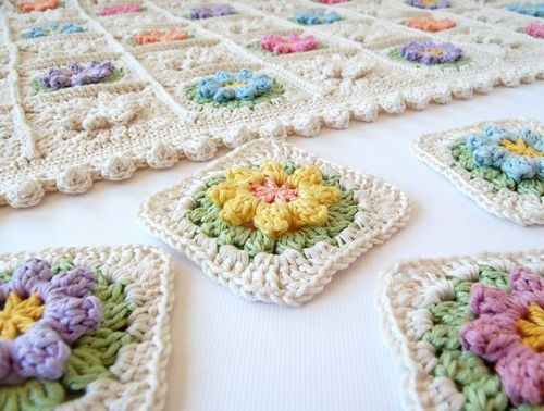 podkins: What a lovely sqaure!    Primavera Flowers Granny Square Tutorial  A free tu