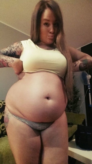 chubbybelliesandfeedism:New crush  porn pictures