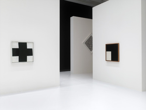 View of the exhibition Kandinsky, Malevich, Mondrian – The Infinite White Abyss. Kunstsammlung Nordr