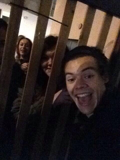 direct-news:  Harry outside of TXF Studios with fans just now (15/12/13 / OneFunDirection)
