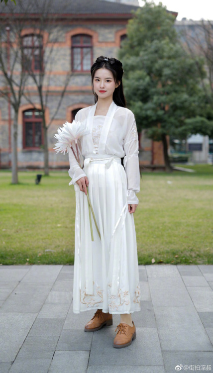 Hanfu on the street: whiteSources: one, two, three, four, five, six