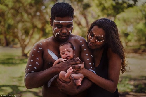 pocarovna: i-believe-i-can-touch-skye: unalome: Breathtaking photos of Aboriginal newborns and pregn
