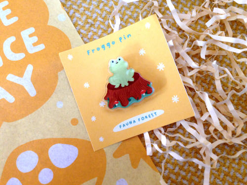 it’s me bee day!!!! I got myself some little treats from some artists on Etsy - a froggo pin from Fa