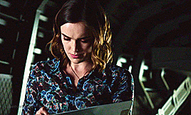 agentverbivore:Fitz seeking out & comforting Simmons             1x13 & 2x11 (deleted scene)