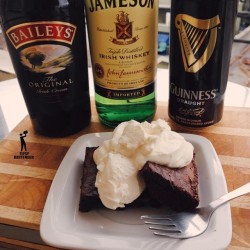 colberts-report:  tipsybartender:  ▃▃▃▃▃▃▃▃▃▃▃▃▃▃▃▃▃▃▃▃ IRISH CAR BOMB BROWNIES 3 1/2 ounces semi sweet chocolate 4 oz unsalted butter, browned 4 eggs, at room temp 1 cup white sugar 1 cup brown sugar, packed &frac14;