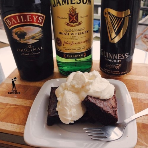 colberts-report:  tipsybartender:  ▃▃▃▃▃▃▃▃▃▃▃▃▃▃▃▃▃▃▃▃ IRISH CAR BOMB BROWNIES 3 1/2 ounces semi sweet chocolate 4 oz unsalted butter, browned 4 eggs, at room temp 1 cup white sugar 1 cup brown sugar, packed ¼