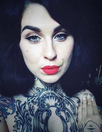 derneytavy:  My hand never really knows what to do