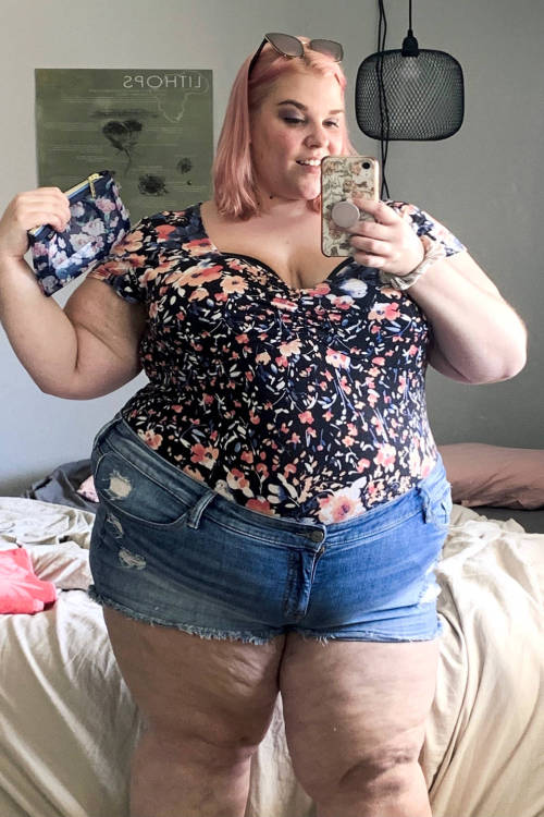 neptitudeplus: 350 pounds! Finally! And now her feed is overflowing with congrats and asks for pics 