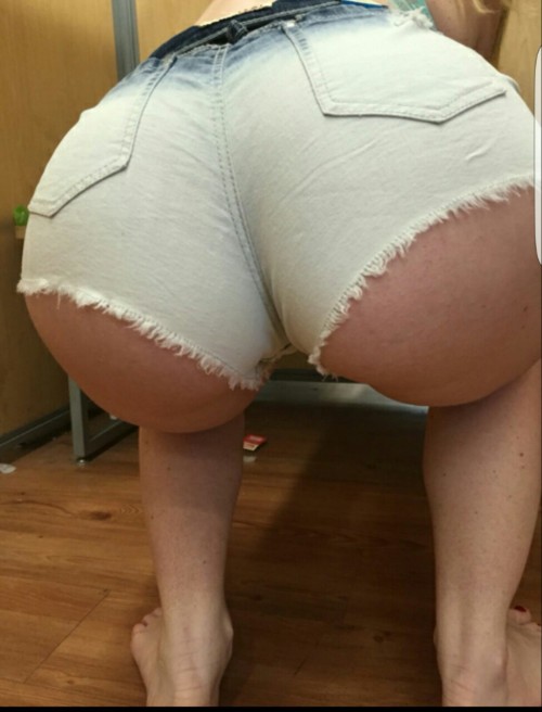 ourwivesexposed:  A very sexy looking wife that was sent in. The husband request that she be share and reposted as much as you guys can.