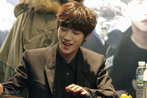usabana:  140124 Leader Jinyoung at Gwanghwamun Hottracks Fansign cr. veryberry-jy