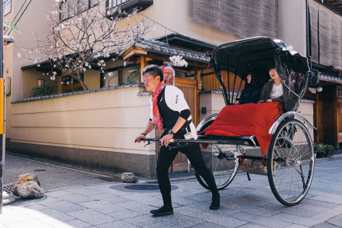 tsuyoshinges:  かけがえない時間を共にした人が、いつか自分を通り過ぎて行くとき、追いかけて振り返らせることよりも、じっと背中を見つめながらその人の人生に関われたということを誇ろうと思いま
