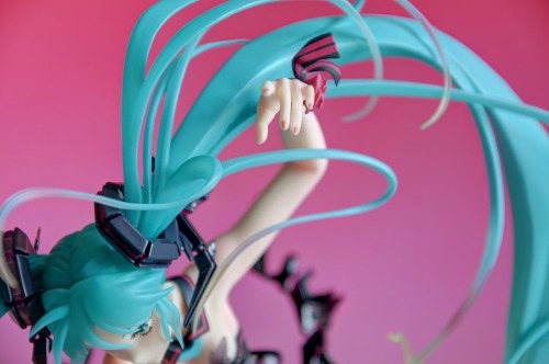 gofigurego:  Those details…! Video  I’m not really a fan of hatsune miku, but this figu