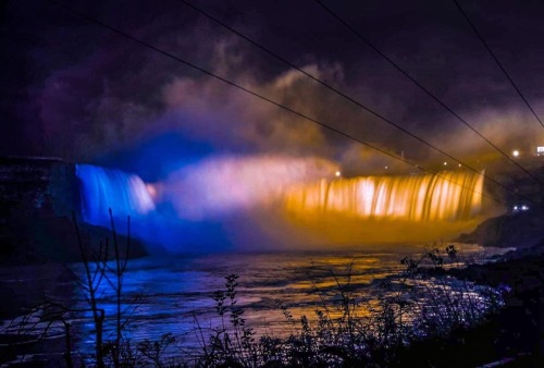 legendary-scholar:    Niagara Falls was illuminated in blue and yellow last night at 9:00pm in support of Ukraine.  