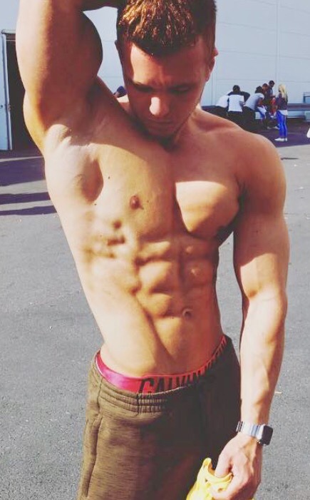 muscleredfox:  testosterotica:  Joe.  Guns, guns everywhere.